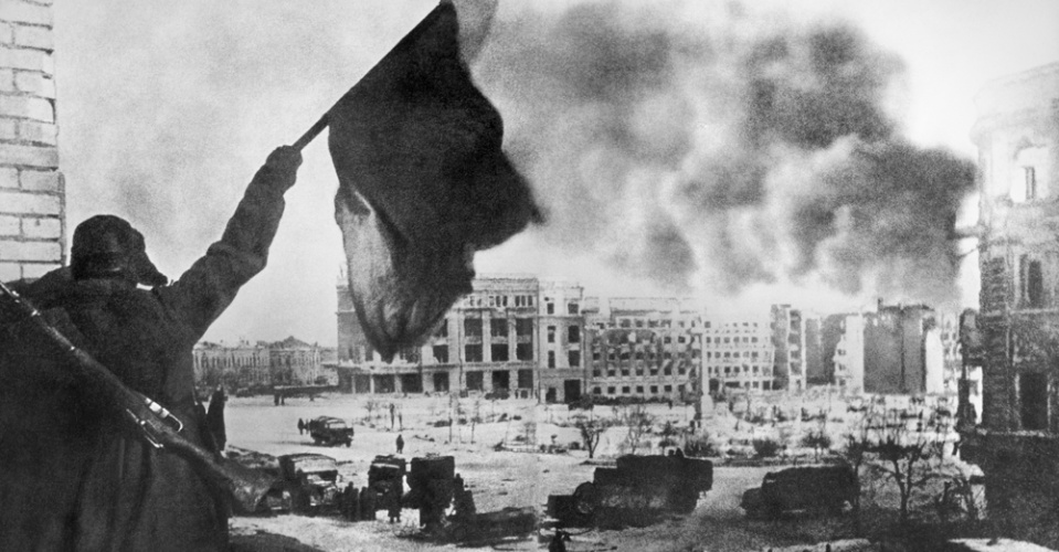 Stalingrad. The Victory Banner over the square. Photo TASS / Georgy Zelma

Stalıngrad. Znamıa Pobedy nad ploadıý pavshıh borov. Foto Georgııa Zelmy /Fotohronıka TASS/