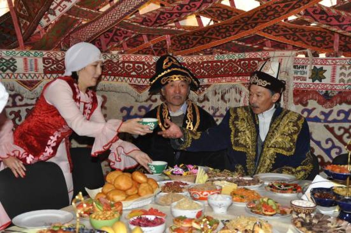 Особенности казахского народа. Гостеприимство казахов. Казахское застолье. Традиции гостеприимства у казахов. Традиции гостеприимства у КАВЗОВ.