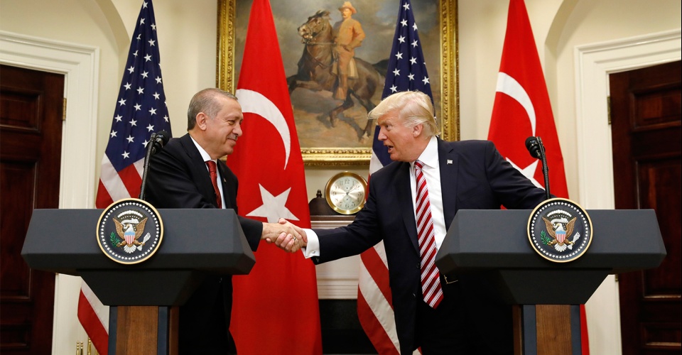 Turkey's President Recep Tayyip Erdogan (L) shakes hands with U.S President Donald Trump as they give statements to reporters in the Roosevelt Room of the White House in Washington, U.S. May 16, 2017. REUTERS/Kevin Lamarque - RTX363IT