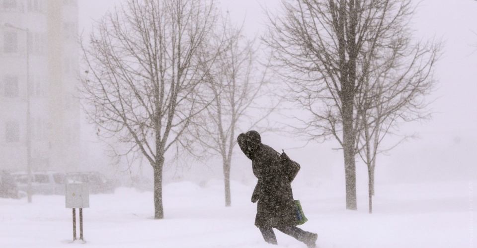 A woman walks during a heavy snow storm in central Minsk March 15, 2013. Cold and windy weather hit the Belarusian capital on Friday.  REUTERS/Vasily Fedosenko (BELARUS - Tags: ENVIRONMENT TPX IMAGES OF THE DAY) - RTR3F1E2