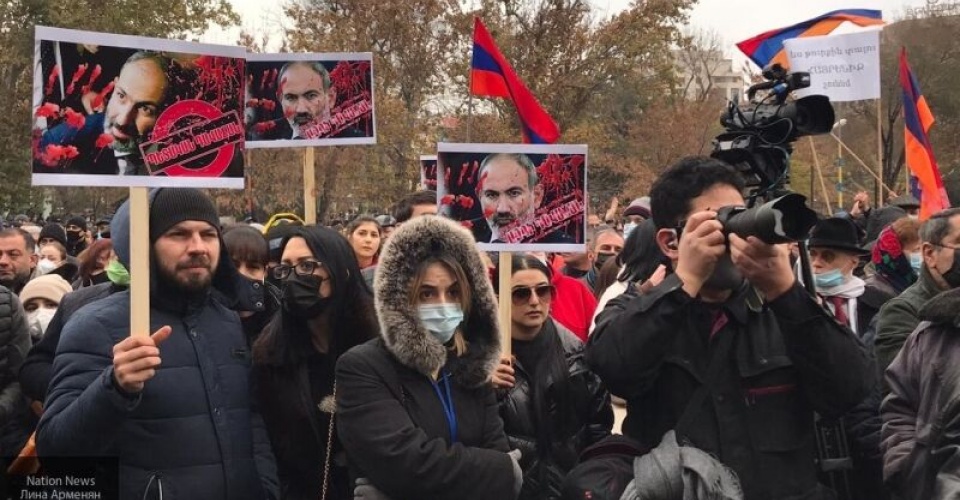 Армяне о пашиняне. Никол Пашинян на митинге. Армения против Пашиняна. Митинги в Армении.