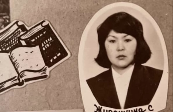 Жігіт мас күйдегі орыс порносын трахает Миссионерлік ұстаныммен эротикалық секс