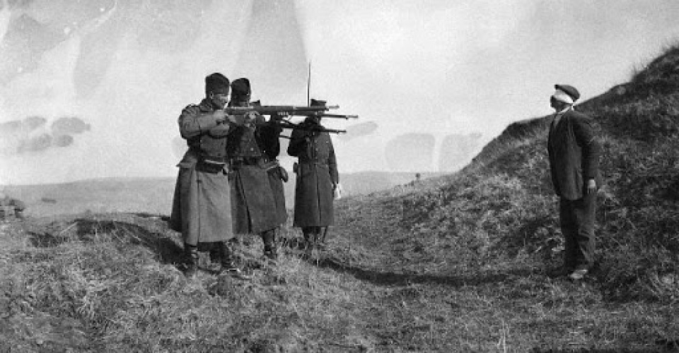 10/12/1915-Execution of Austrian spy by Serbian Gendarnes. --- Image by © Bettmann/CORBIS