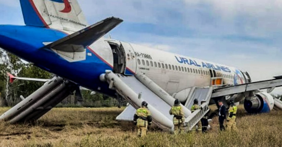 RUSSIA, NOVOSIBIRSK REGION - SEPTEMBER 12, 2023: A view of an Ural Airlines aircraft that crash landed near the village of Ubinskoye. According to the Novosibirsk Region Branch of the Russian Emergencies Ministry, the passengers have been evacuated from the aircraft, no casualties have been reported. Gulnara Ivanova/TASS

Ðîññèÿ. Íîâîñèáèðñêàÿ îáëàñòü. Ñàìîëåò "Óðàëüñêèõ àâèàëèíèé", ñîâåðøèâøèé ýêñòðåííóþ ïîñàäêó íà ãðóíò â ðàéîíå ñåëà Óáèíñêîãî èç-çà ïðîáëåì ñ ãèäðîñèñòåìîé. Ïî äàííûì ïðåññ-ñëóæáû ðåãèîíàëüíîãî ãëàâêà Ì×Ñ, âñå ïàññàæèðû ñàìîëåòà ýâàêóèðîâàíû, ïîñòðàäàâøèõ íåò. Ãóëüíàðà Èâàíîâà/ÒÀÑÑ