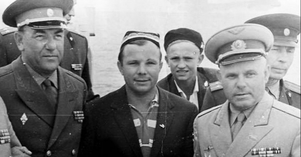 Тұңғыш ғарышкер Юрий Гагарин (ортада, тақия киген) Қырғызстанда. foto.kg фотоархив сайтынан алынған сурет.