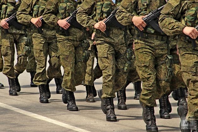 Ол еңкейіп, бейнені көрсетті. Әйелімен отбасылық анальді секс