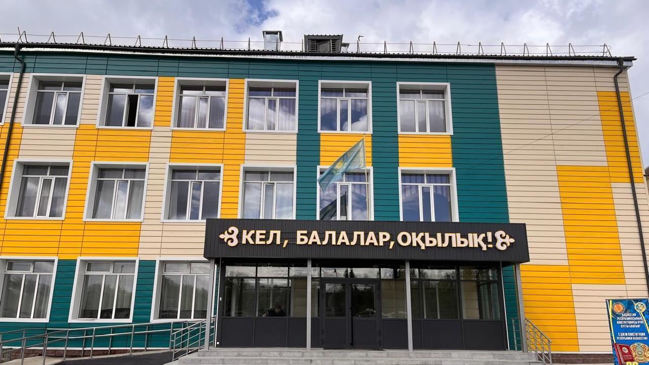 Шұлықтар, кеуделер, сиськи Дүние жүзіндегі әйелдер дәретханасындағы шынайы әйелдердің жасырын камера порносы