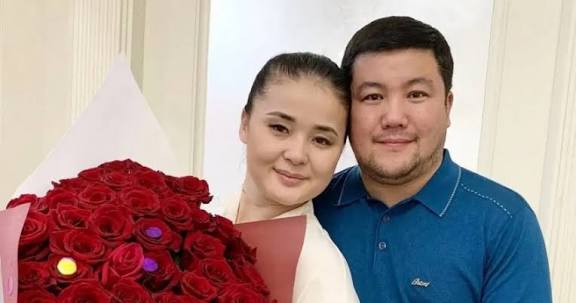 Порно көру: Әкесі қызын трахает