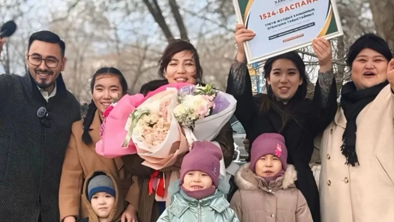 Түтік порно дәретхана жасырын камера клизма